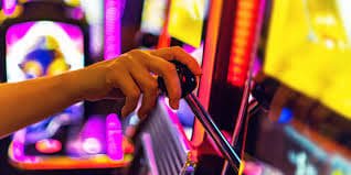 Tampilan grid permainan Sweet Bonanza di poker dewa menampilkan simbol-simbol buah berwarna cerah dan fitur bonus